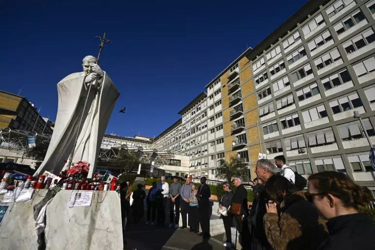 Pápež František mal dve epizódy respiračného zlyhania, znova ho napojili na vent…