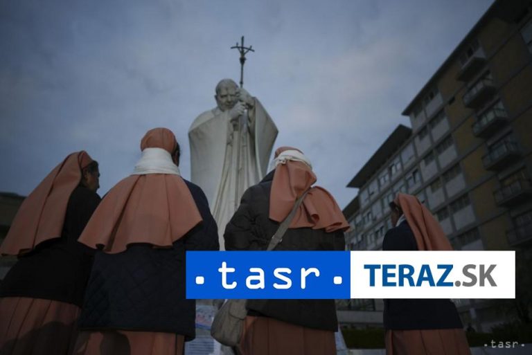 Pápež dobre reaguje na liečbu, uviedol Vatikán