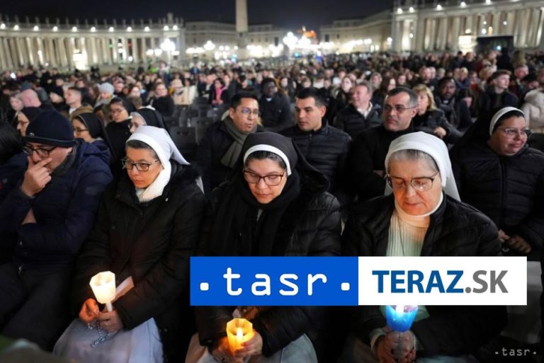 Pápež má za sebou pokojnú noc, jeho klinický stav je stabilný