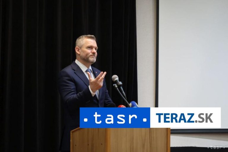 Prezident sa snaží byť nadstranícky, je však v nevýhodnej polohe