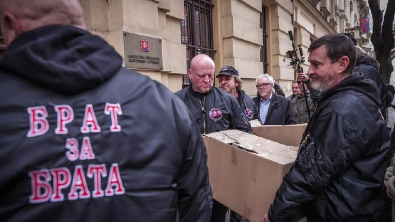 Slovensko je o krok bližšie k ďalšiemu referendu: Brat za brata doniesli Pelleg…