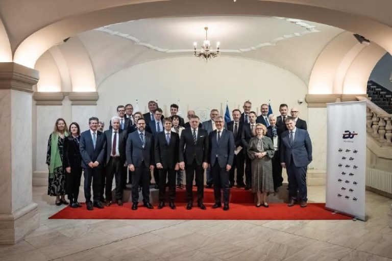 Slovenský premiér Robert Fico informoval, že sa na Úrade vlády SR stretol s veľv…