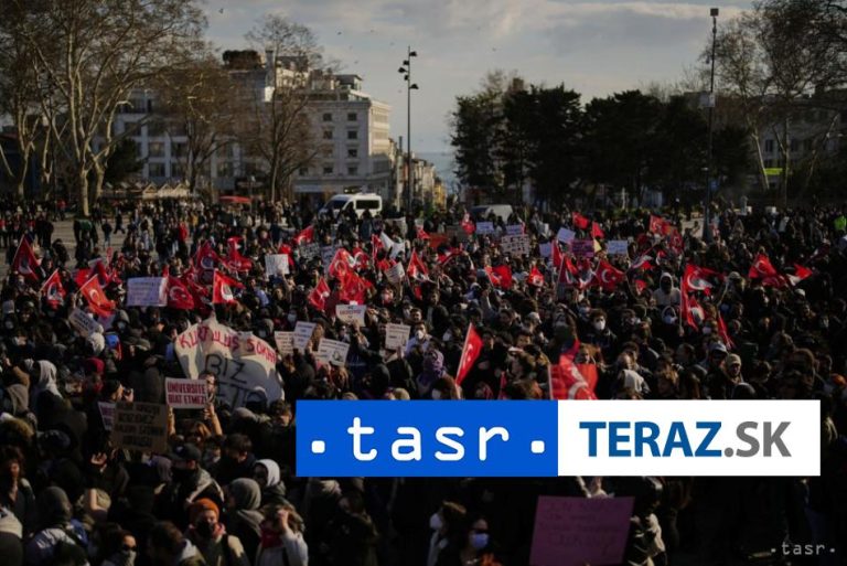 V Istanbule protestovalo vyše 300.000 ľudí, tvrdí opozičný líder Özel