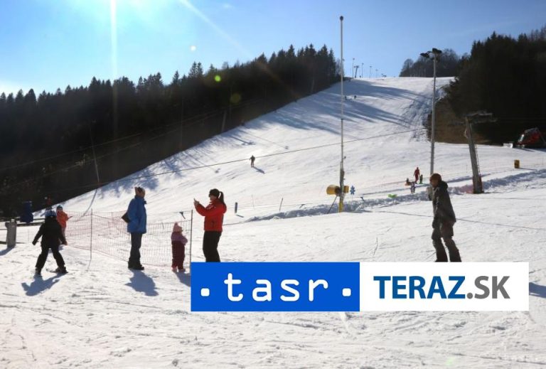 Vo vyšších polohách sa ešte dá lyžovať, problémom však môže byť dážď