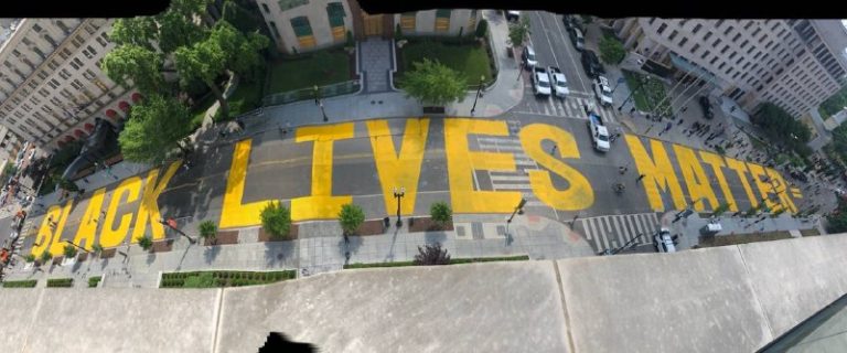 Washingtonskí úradníci odstraňujú obrí oranžový nápis Black Lives Matter (BLM – …