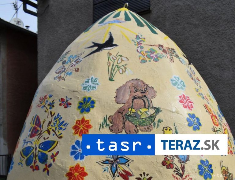 Dvojmetrovú kraslicu vyzdobili motívmi zo starej americkej omaľovánky