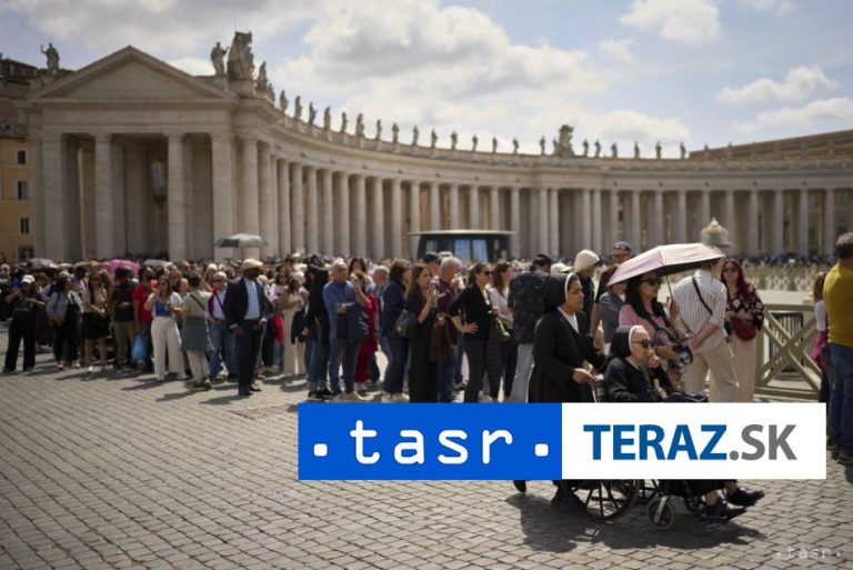 Na Námestí svätého Petra vo Vatikáne sa nachádza asi 100.000 ľudí