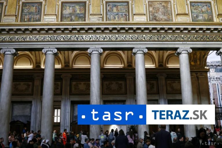 Na hrobe pápeža bola biela ruža, pre Františka mala osobitný význam