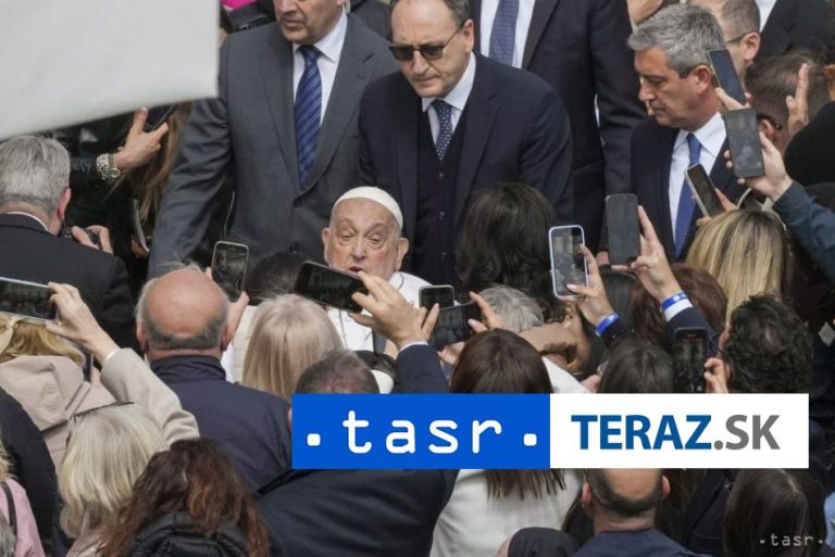 Pápež krátko zavítal na Námestie svätého Petra, zdravil veriacich