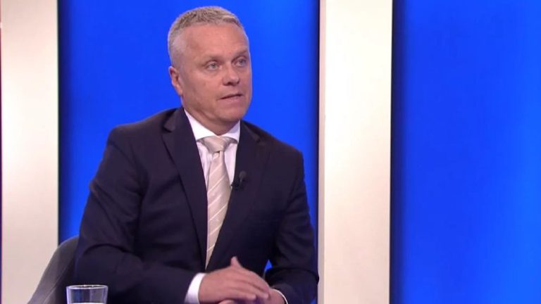 Slovensko presiahlo hranu priepasti a začína padať dolu, upozorňuje predseda NK…