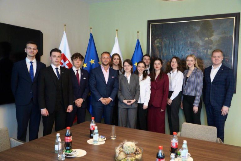 Študenti MGIMO na Slovensku  V dňoch 28. marca až 8. apríla 2025 navštívila Slo…