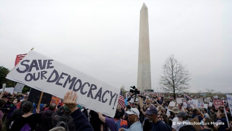 V Spojených štátoch sa konajú protesty proti Trumpovi a Muskovi.Organizátori z …