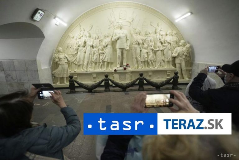 Basreliéf zo Stalinovej éry v metre v Moskve vyvolal chválu aj kritiku