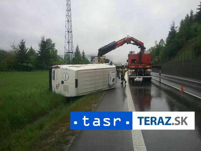 Dodávka so zeleninou skončila po zrážke prevrátená mimo cesty