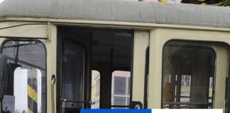 Po nehode s električkou previezli 90-ročného chodca do nemocnice