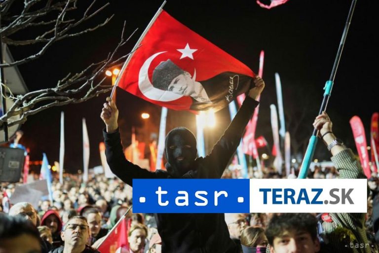 Na opozičnej demonštrácii v Istanbule sa zišlo 10.000 ľudí