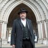 George Galloway sa objavuje na Kráľovských súdoch spravodlivosti za vyšetrovanie smrti Dr. Abbasa Khana v Sýrii. Londýn, Spojené kráľovstvo - Sputnik International