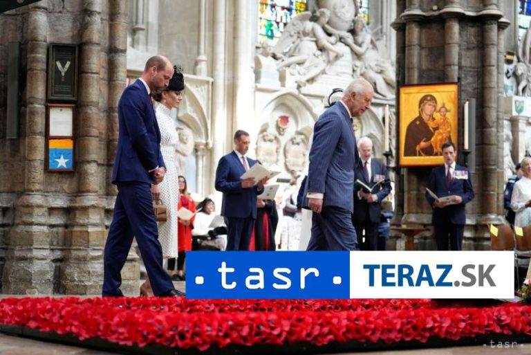 Karol III. a princ William kládli vence k hrobu neznámeho vojaka