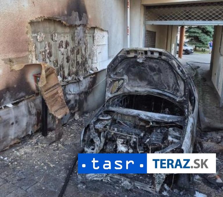Na námestí v Nitre horelo auto aj fasády dvoch bytových domov