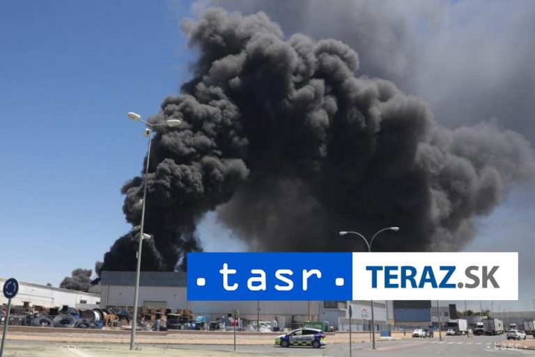 Nad Sevillou sa vznáša čierny dym