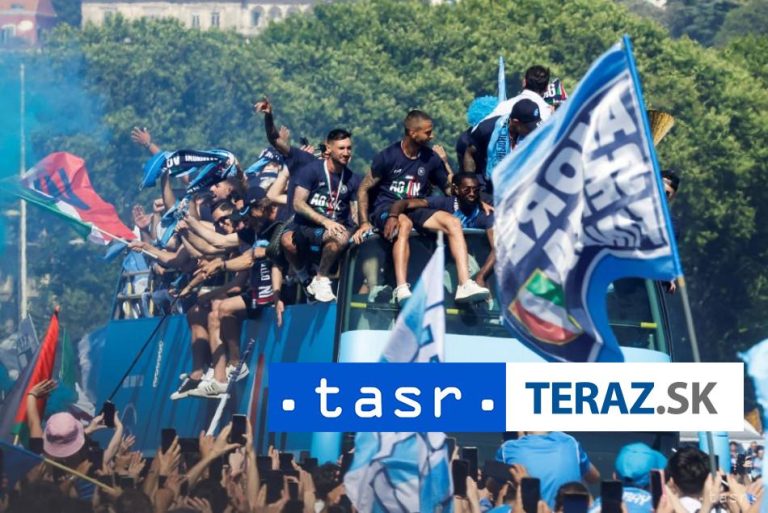 Neapol oslávil titul jazdou autobusom, tímu vo Vatikáne požehná pápež