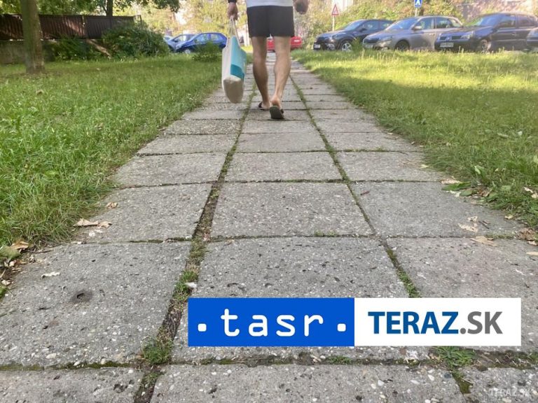 Radnica v Prievidzi osadila nový mobiliár vo farbách mesta