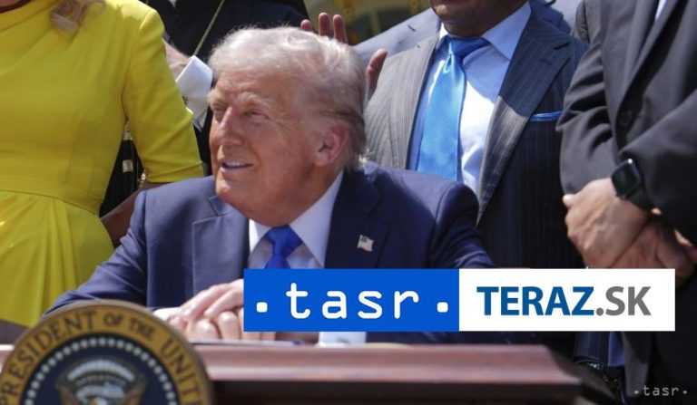 Trump zdieľal obrázok seba samého ako pápeža vytvorený AI