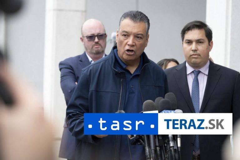 Senátora Padillu násilím vyviedli z tlačovky Trumpovej ministerky