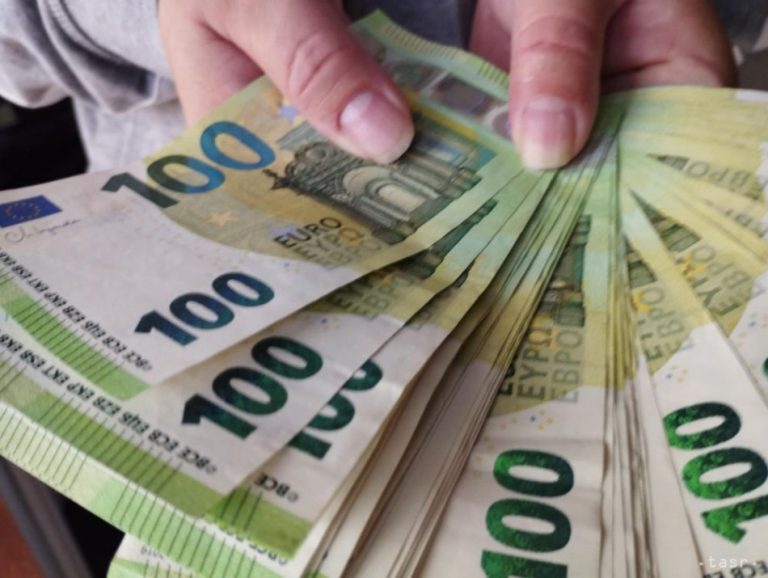 Slovenský finančný sektor je stabilný, no čelí neistote a rizikám