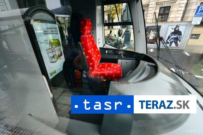 Vykoľajila sa električka, hlásia sedem zranených osôb