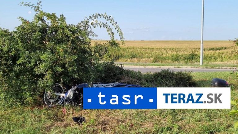 Hasiči zasahujú pri dopravnej nehode auta a motocykla