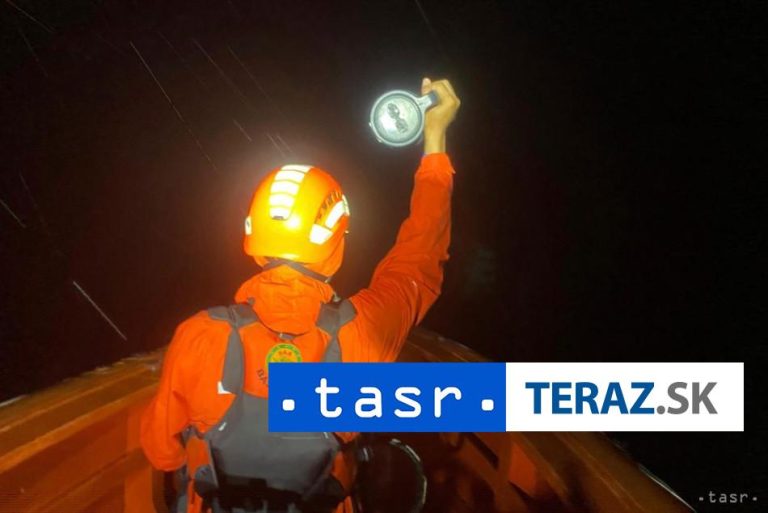 Indonézski záchranári objavili hodiny po potopení člna 11 preživších