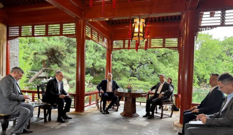 Lavrov a Wang Yi v Pekingu. Štátna rezidencia, kde rokujú ruský a čínsky ministr…