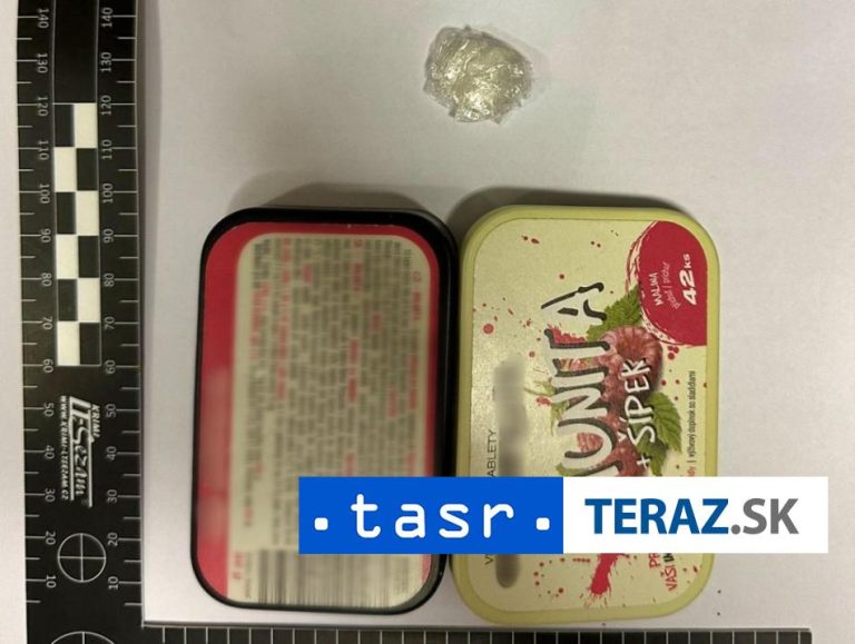 Muž si niesol drogy v nádobe od vitamínov