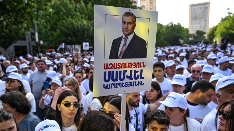 Karapetjanovi priaznivci sa zišli pred úradom arménskej národnej bezpečnostnej služby