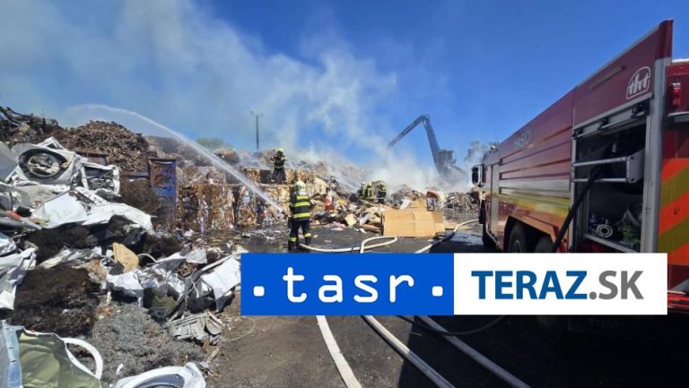 POŽIAR V GALANTE: Oheň pohltil skládku papiera