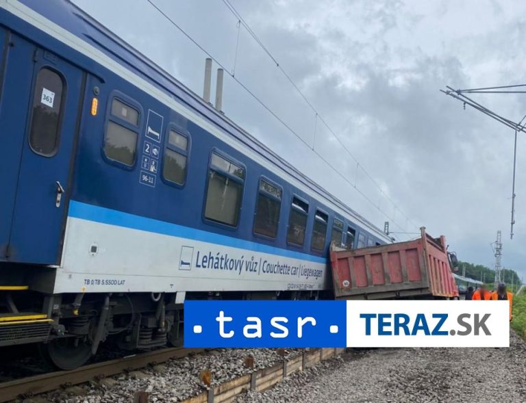 Vlak sa zrazil s nákladným vozidlom