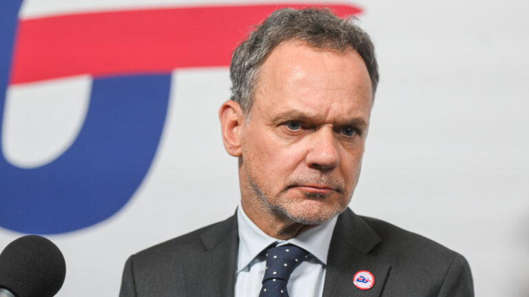 Holandský minister zahraničných vecí odstúpil kvôli Izraelu