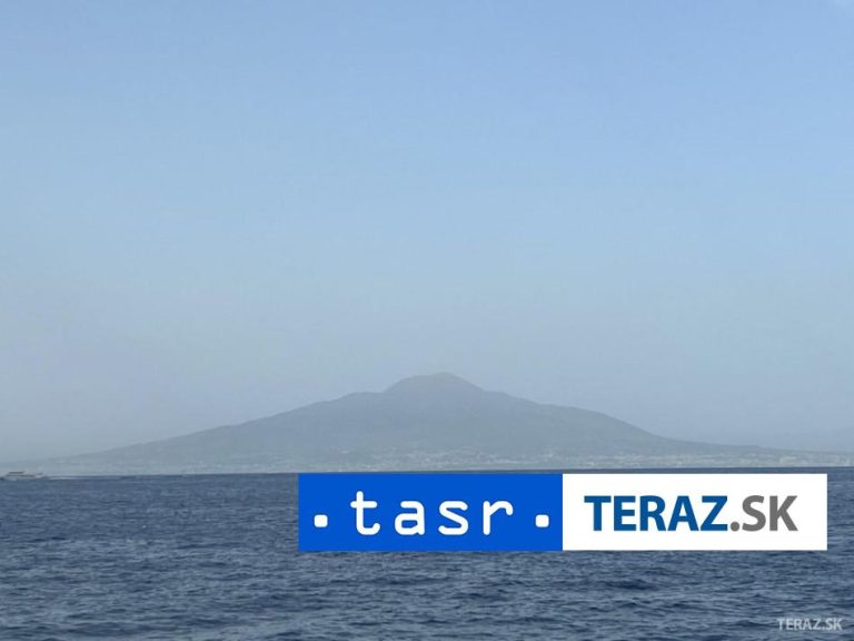 Indonézska sopka Lewotobi Laki-Laki opäť vybuchla a chrlí popol