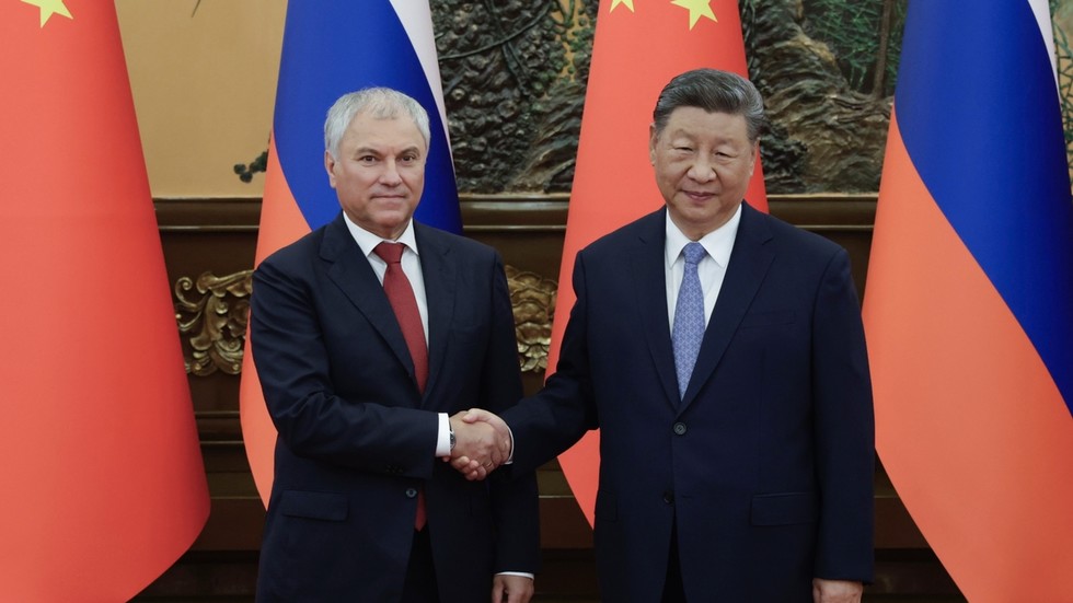 Najvyssi-rusky-poslanec-odovzdal-Putinov-odkaz-Si-Tin-pchingovi.jpg