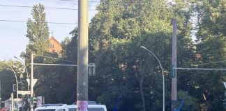 Viacerým školám zaslali hrozbu, polícia posilnila svoju prítomnosť