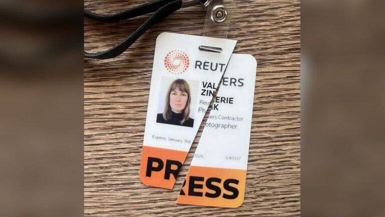 Novinár verejne odchádza z agentúry Reuters pre „vinu“ v Gaze