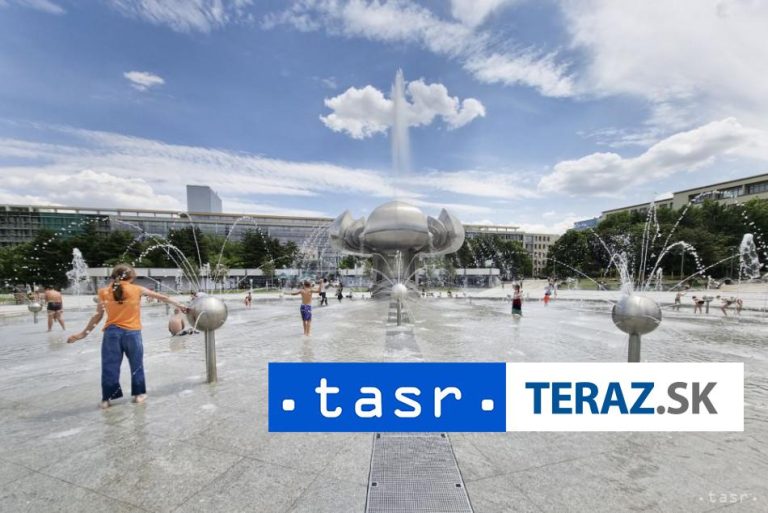 Fontána Družba sa rozžiari farbami na tóny hudby Mariána Vargu