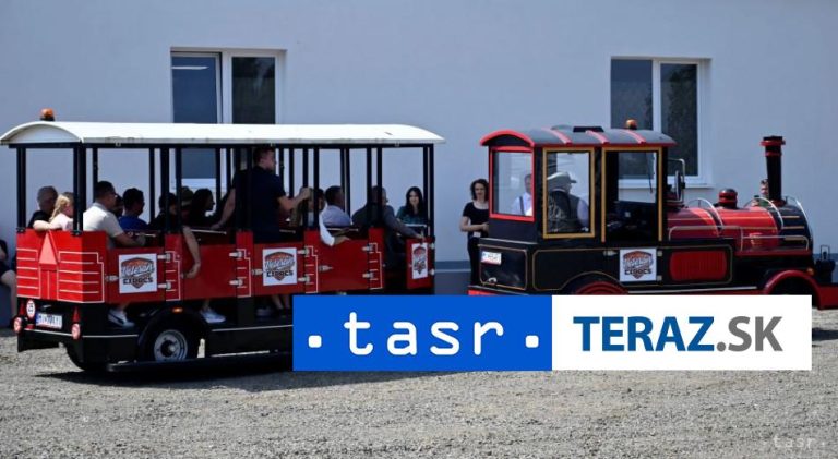 Turistický vláčik v Banskej Bystrici láka na jazdy aj do Hronseka