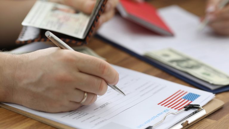 USA pilotne spúšťajú systém zálohovania víz vo výške 15 000 dolárov