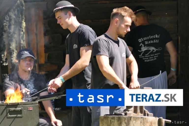 V Rožňave otvorili výstavu kovačického insitného umenia