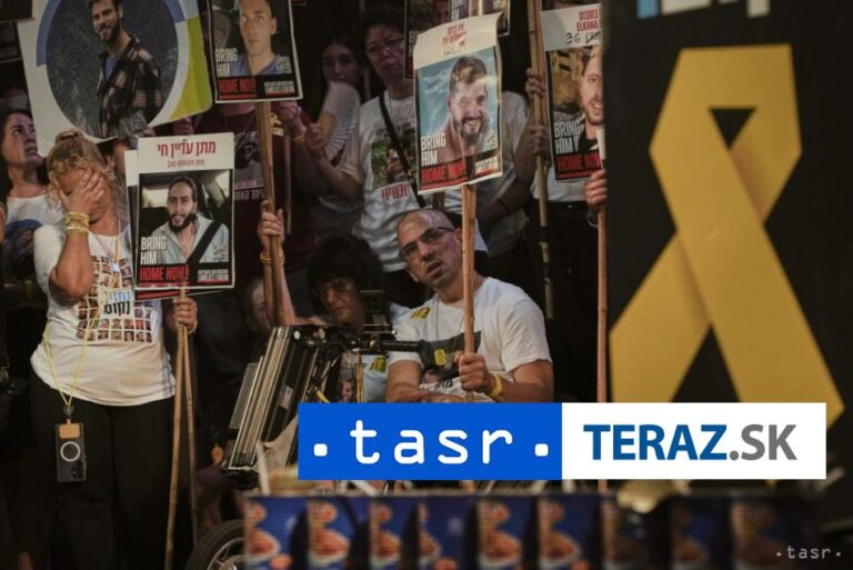 Viac ako 350.000 ľudí žiadalo prepustenie rukojemníkov a koniec vojny