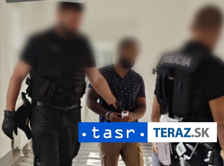 Za vyhrážanie zadržali 27-ročného muža, bol už šesťkrát súdne trestaný