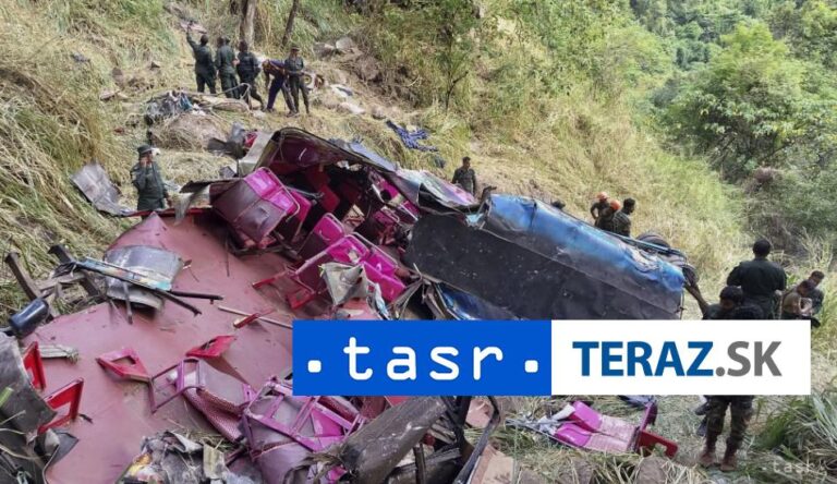 Autobus s turistami sa zrútil z veľkej výšky: Neprežilo 15 ľudí
