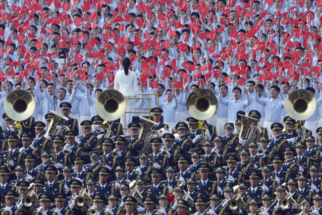 Čína na prehliadke predstavila nové zbrane vrátane rakiet a dronov
